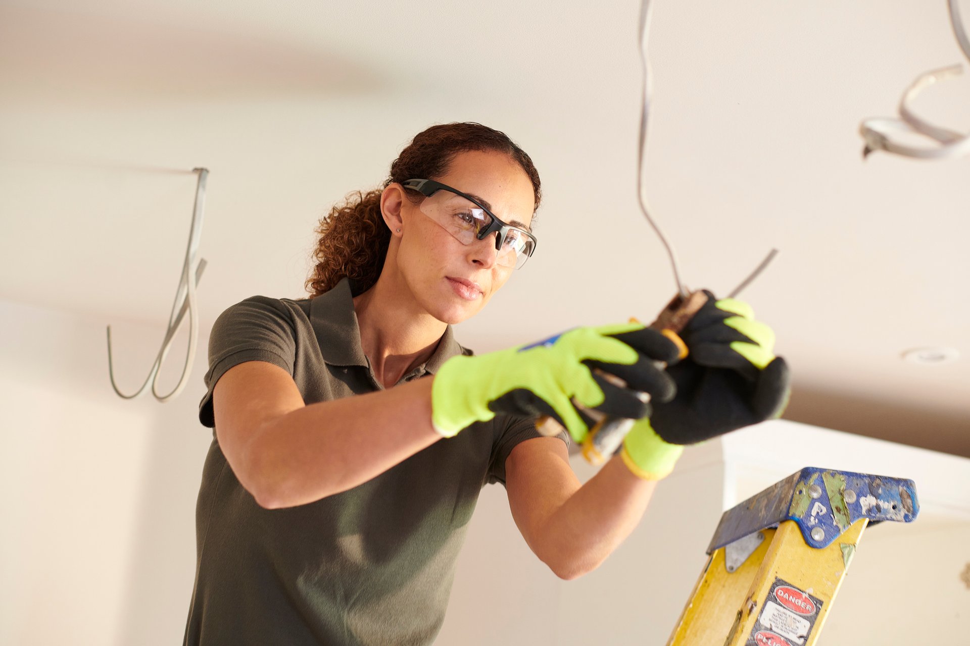 <span id="hs_cos_wrapper_name" class="hs_cos_wrapper hs_cos_wrapper_meta_field hs_cos_wrapper_type_text" style="" data-hs-cos-general-type="meta_field" data-hs-cos-type="text" >Hur bra koll har du på elinstallationer?</span>